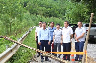 Phó Chủ tịch UBND tỉnh Phan Thế Tuấn kiểm tra các điểm sạt lở gây mất an toàn giao thông