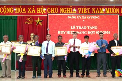 Đảng ủy xã Avương trao Huy hiệu Đảng cho 8 đảng viên dịp Quốc khánh 2/9