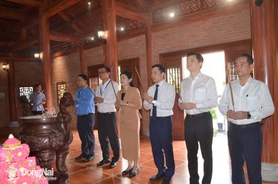 Đoàn cán bộ lãnh đạo trẻ 3 Đảng: Việt Nam - Lào - Campuchia dâng hương Nhà thờ Bác Hồ
