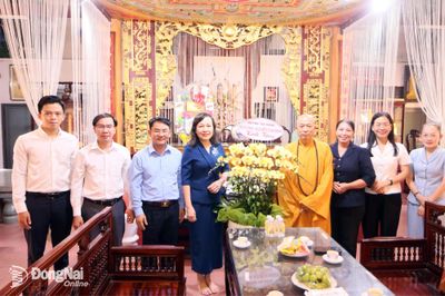 Phó Bí thư Thành ủy Huỳnh Thị Hằng thăm, chúc mừng chức sắc Phật giáo nhân lễ Vu lan