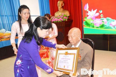 Đồng chí Châu Thị Mỹ Phương trao Huy hiệu Đảng tại xã Châu Thành