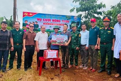 Trao bò sinh kế cho hộ nghèo thôn Mook Trêl
