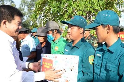 Lãnh đạo phường Hoài Nhơn Đông thăm, tặng quà lực lượng thực hiện nhiệm vụ lấy mẫu hài cốt liệt sĩ