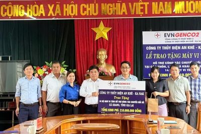 Công ty Thủy điện An Khê - Ka Nak hỗ trợ 450 triệu đồng trang bị máy vi tính cho các thôn, làng