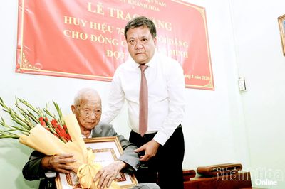 Bí thư Tỉnh ủy Trần Phong trao Huy hiệu 75 năm tuổi Đảng cho đảng viên Lê Văn Minh