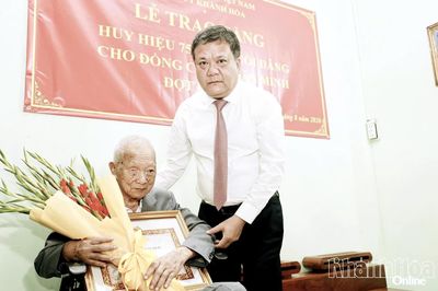 Bí thư Tỉnh ủy Trần Phong trao Huy hiệu 75 năm tuổi Đảng cho đảng viên Lê Văn Minh