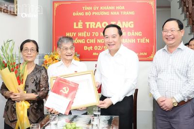 Phó Bí thư Thường trực Tỉnh ủy Hồ Xuân Trường trao Huy hiệu 70 năm tuổi Đảng cho đảng viên Nguyễn Mạnh Tiến
