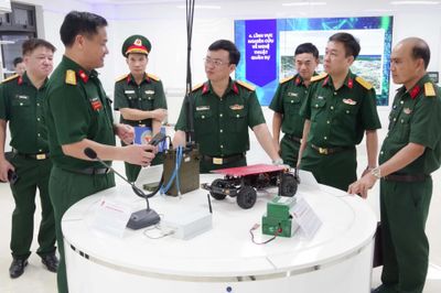 Trường Sĩ quan Chính trị trao đổi kinh nghiệm chuyển đổi số tại Trường Sĩ quan Thông tin