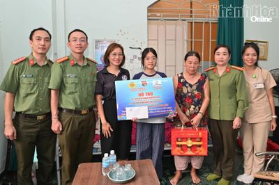 Thăm, tặng quà 4 học sinh được lực lượng công an nhận đỡ đầu