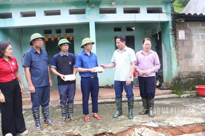 Lãnh đạo HĐND tỉnh thăm hỏi, hỗ trợ các địa phương khắc phục hậu quả sau bão
