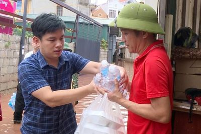 Gần 700 suất cơm hỗ trợ người dân khu vực ngập lụt phường Tam Thanh