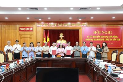 Ký kết biên bản bàn giao chức năng, nhiệm vụ tham mưu về công tác dân vận