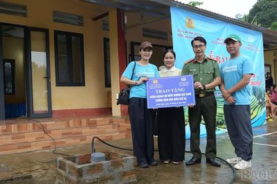 Công an Lào Cai trao công trình nước sạch tặng học sinh Châu Quế
