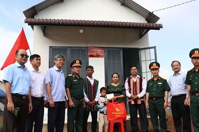 Quân khu 7 thăm, tặng quà, khám sức khỏe cho người dân biên giới Lâm Đồng