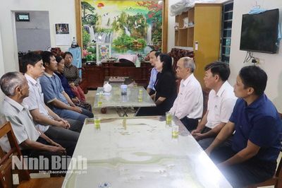 Đồng chí Phó Bí thư Tỉnh ủy, Chủ tịch Ủy ban MTTQ Việt Nam tỉnh Đinh Thị Lụa chia buồn, động viên gia đình hai nạn nhân tử vong do sét đánh