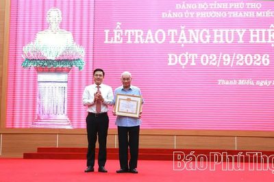 Đảng bộ phường Thanh Miếu: 383 đảng viên được nhận Huy hiệu Đảng đợt 2/9