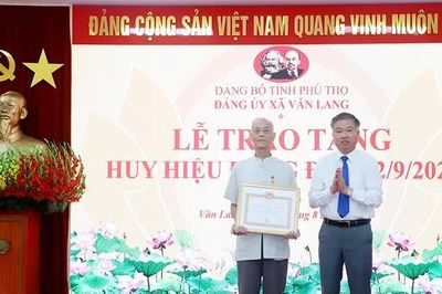 Trao Huy hiệu Đảng đợt 2/9 tại xã Văn Lang