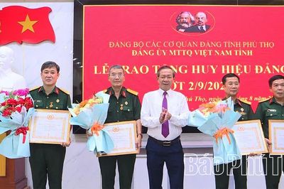 Trao tặng Huy hiệu Đảng đợt 2/9 tại Ủy ban MTTQ Việt Nam tỉnh Phú Thọ