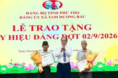 Đảng bộ xã Tam Dương Bắc: 97 đảng viên được trao tặng Huy hiệu Đảng đợt 2/9