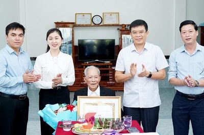 Đồng chí Giám đốc Sở Xây dựng trao Huy hiệu Đảng tại xã Muổi Nọi