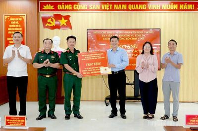 Thiếu tướng Nguyễn Đình Cương trao tặng vật tư, trang thiết bị cho các trường học của xã Mèo Vạc và Sơn Vĩ
