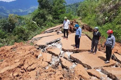 Sạt lở đất, gây đứt gãy đường giao thông thôn Khâu Nhoà