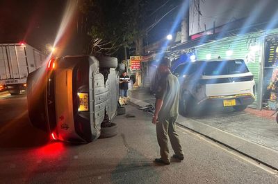 TP.HCM: Taxi lao lên vỉa hè, tông ô tô rồi lật nghiêng