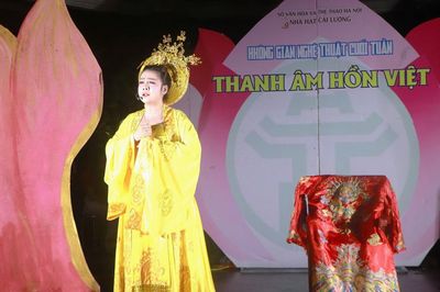 Khán giả 'đội mưa' theo dõi chương trình 'Biểu diễn nghệ thuật cộng đồng' tại Hà Nội