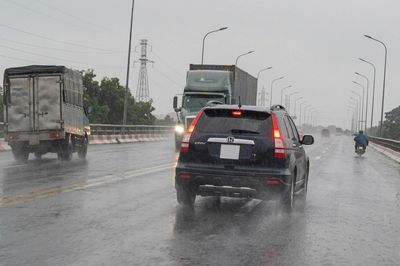 Né cú tạt đầu của xe con, xe tải suýt đâm thẳng vào container