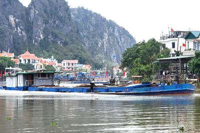 Mưa lũ phức tạp, Ninh Bình hạn chế tàu thuyền qua cầu Đế trên sông Bôi