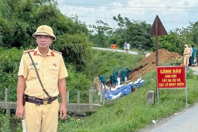 Hà Nội: Cảnh sát túc trực phân luồng, sẽ tạm cấm đường tại các điểm sạt lở và ngập