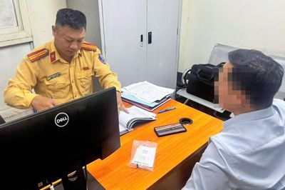 Tài xế ô tô gắn hai biển số để né camera bị phạt 23 triệu đồng, trừ 10 điểm bằng lái