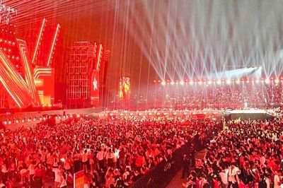 Hàng chục nghìn khán giả đội mưa xem concert 'Tổ quốc trong tim'