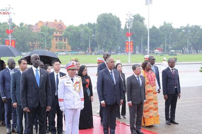 Chủ tịch Quốc hội Cộng hòa Bờ Biển Ngà Patrick Achi vào lăng viếng Chủ tịch Hồ Chí Minh