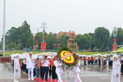 Các đội tham gia Cuộc thi 'Em yêu biển, đảo quê hương' vào Lăng viếng Chủ tịch Hồ Chí Minh