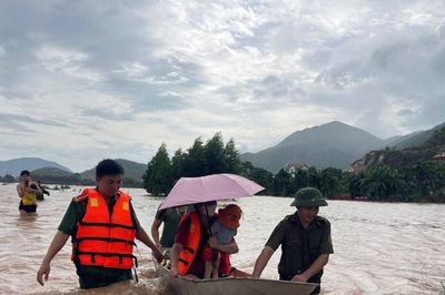 Công an tỉnh Bắc Ninh hỗ trợ nhân dân ứng phó mưa lũ