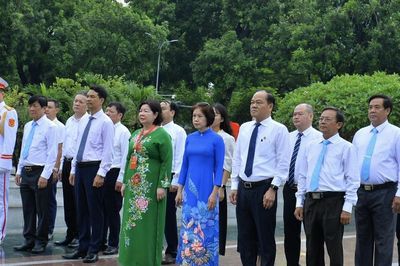 Dâng hương tưởng nhớ các Anh hùng Liệt sỹ trước thềm Đại hội VII Liên minh HTX Việt Nam