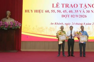 Xã An Khánh trao Huy hiệu Đảng dịp 2/9