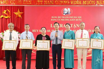 Phường Kiến Hưng trao Huy hiệu Đảng cho 133 đảng viên dịp 2/9