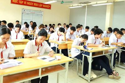 Bàn ghế học sinh 'hai mươi năm vẫn ngồi tốt'?