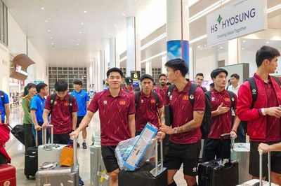 ĐT Việt Nam trở về Hà Nội, hướng tới màn quyết đấu Thái Lan tại Mỹ Đình