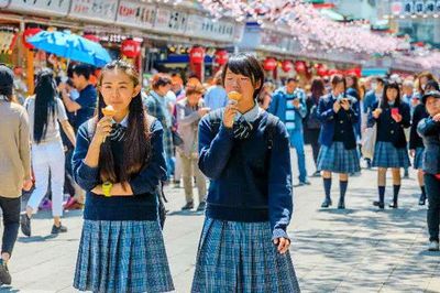 Tại sao người Nhật Bản không bao giờ vừa đi vừa ăn trên đường phố?