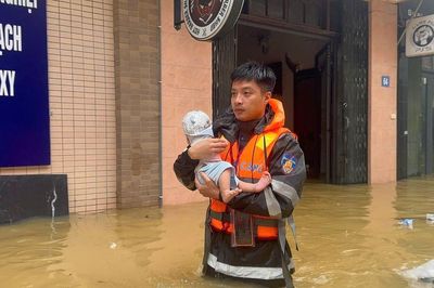 Lạng Sơn oằn mình trong mưa lũ, Công an xuyên đêm cứu dân