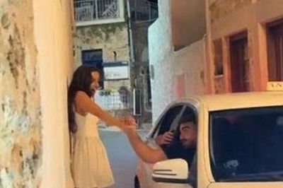 Cái kết bất ngờ của cô gái đang quay clip trên phố thì bị người đàn ông lạ đi xe Mercedes nắm tay