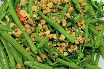 Xào rau muống muốn xanh giòn, không bị thâm: Nhớ thêm ngay 1 thứ nước này vào