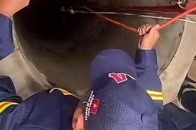 Người đàn ông rơi xuống giếng sâu, tuyệt vọng kêu cứu cho đến khi thấy ánh đèn cứu hộ