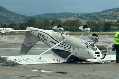 Gió giật kinh hoàng hất văng 3 máy bay tại sân bay Italy