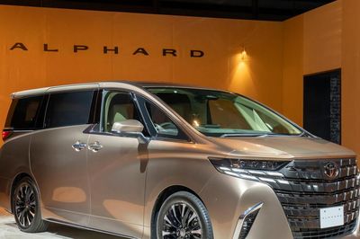 Toyota Alphard HEV hơn 4,4 tỷ đồng: Doanh nhân đang trả tiền cho điều gì?