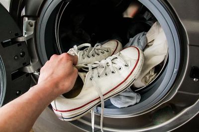 Đừng tiện tay cho 5 thứ này vào máy giặt, vừa hại đồ vừa có thể làm hỏng máy