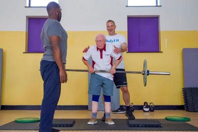 Cụ ông 93 tuổi bị Parkinson, viêm khớp gối vẫn nâng tạ 40kg mỗi ngày
